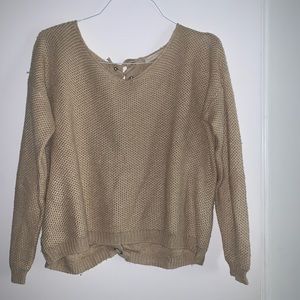 Cute seawater in gold with braided detail on the back